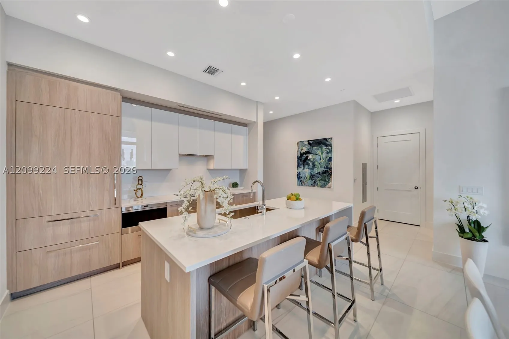 153 N Seabreeze #403