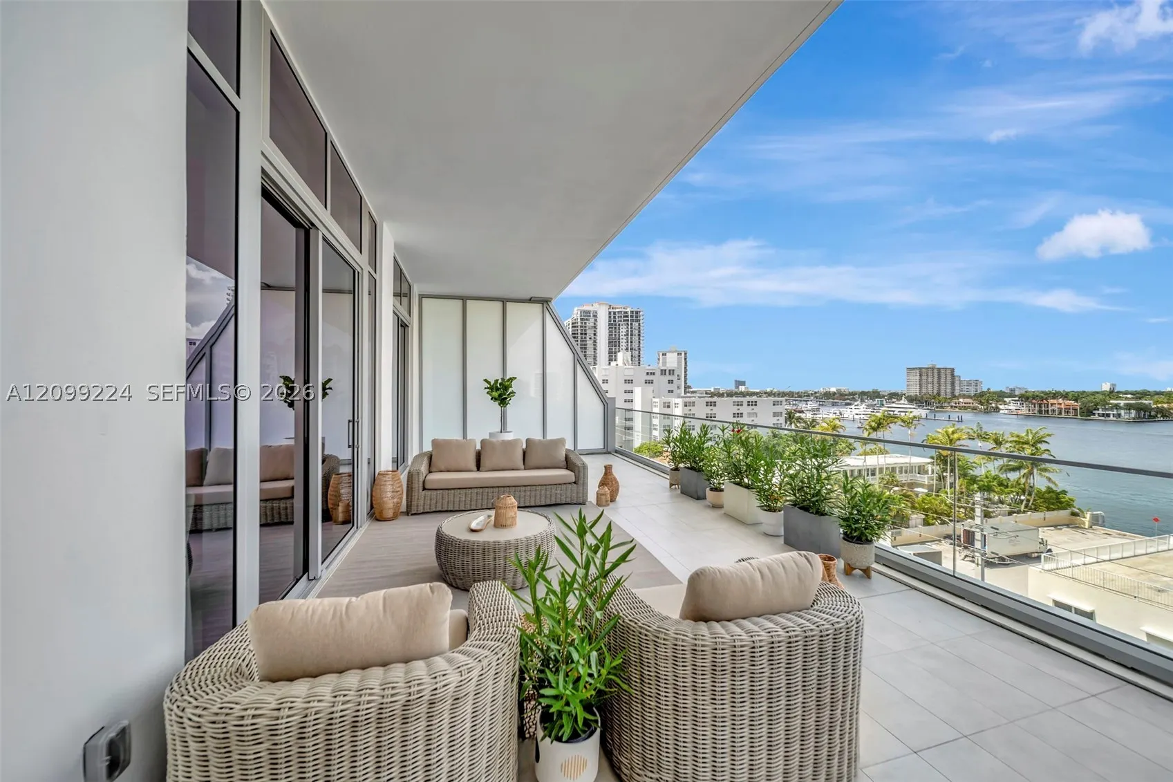 153 N Seabreeze #403
