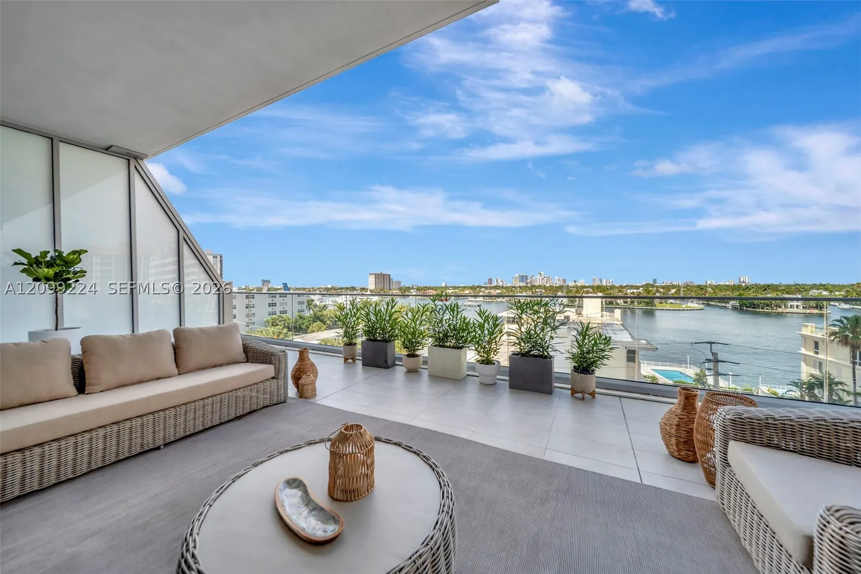 153 N Seabreeze #403
