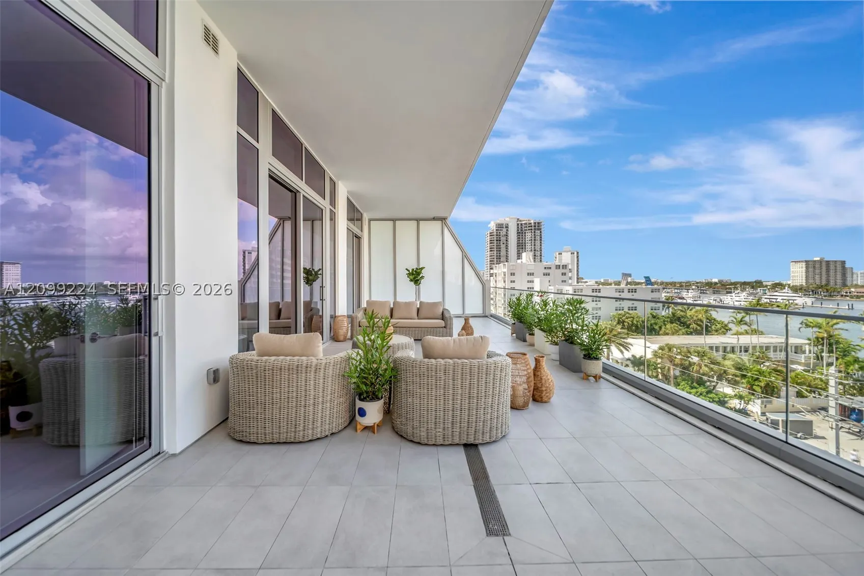 153 N Seabreeze #403