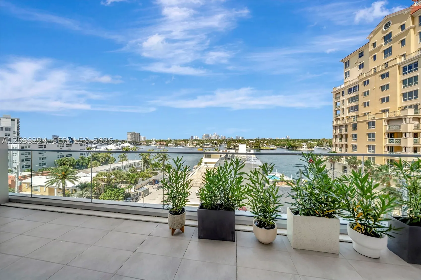 153 N Seabreeze #403