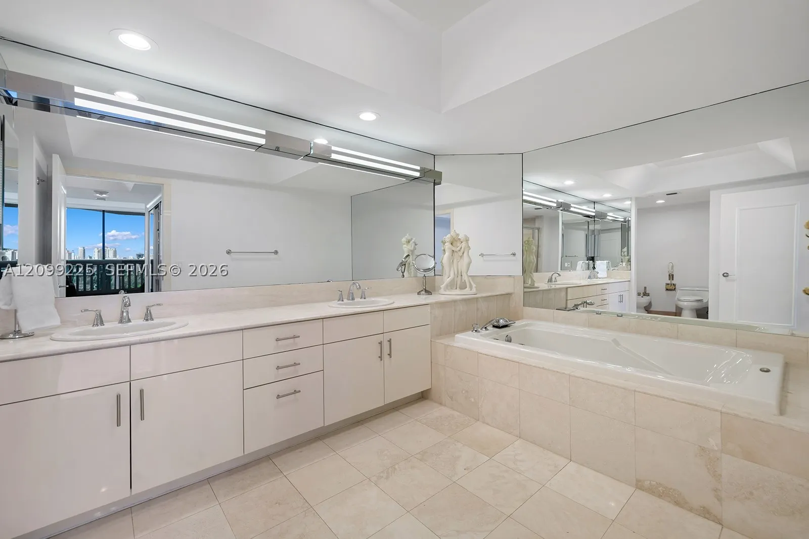 2000 Island Blvd #1710