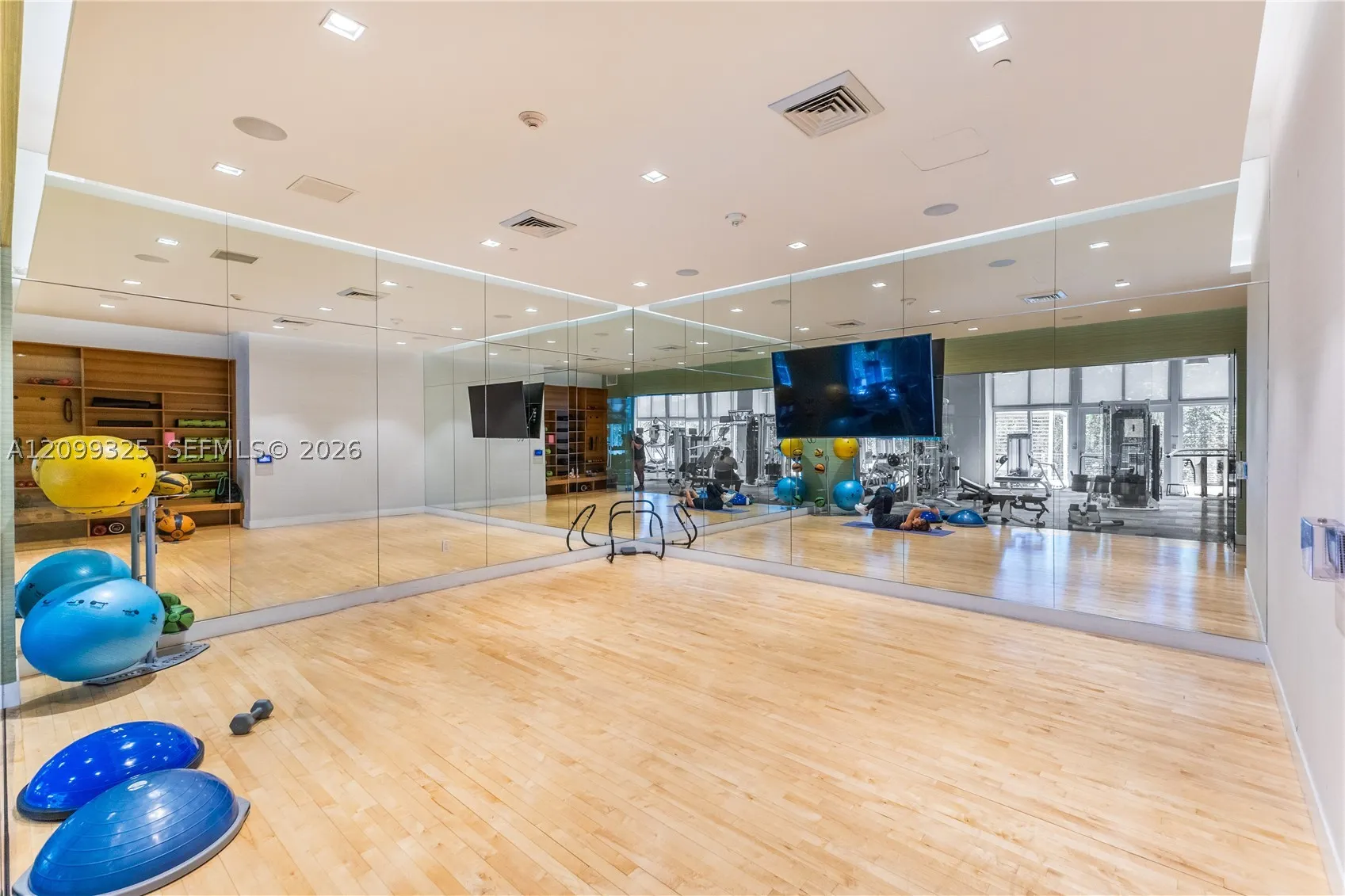 16385 Biscayne Blvd #506