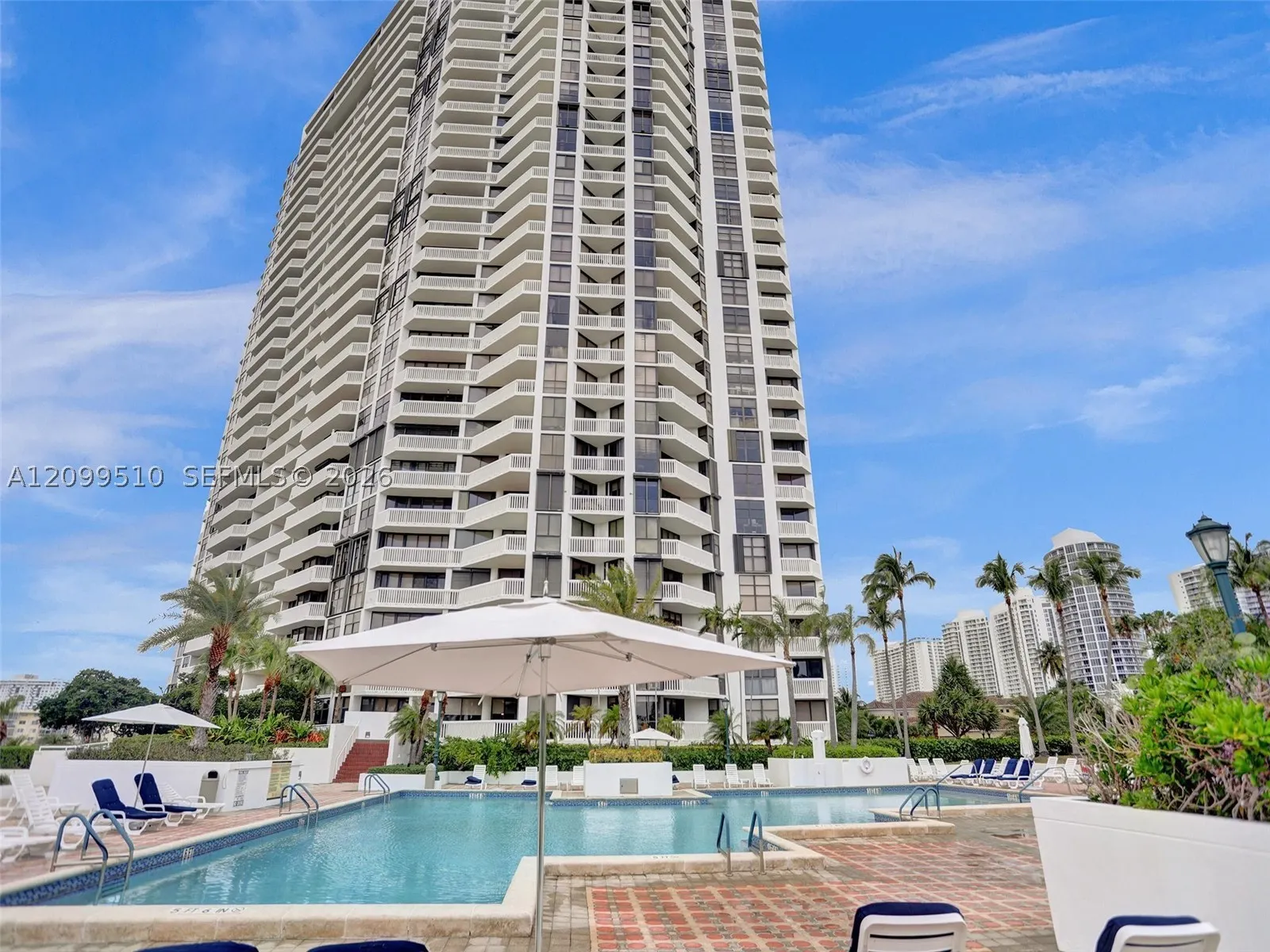 1000 W Island Blvd #2909