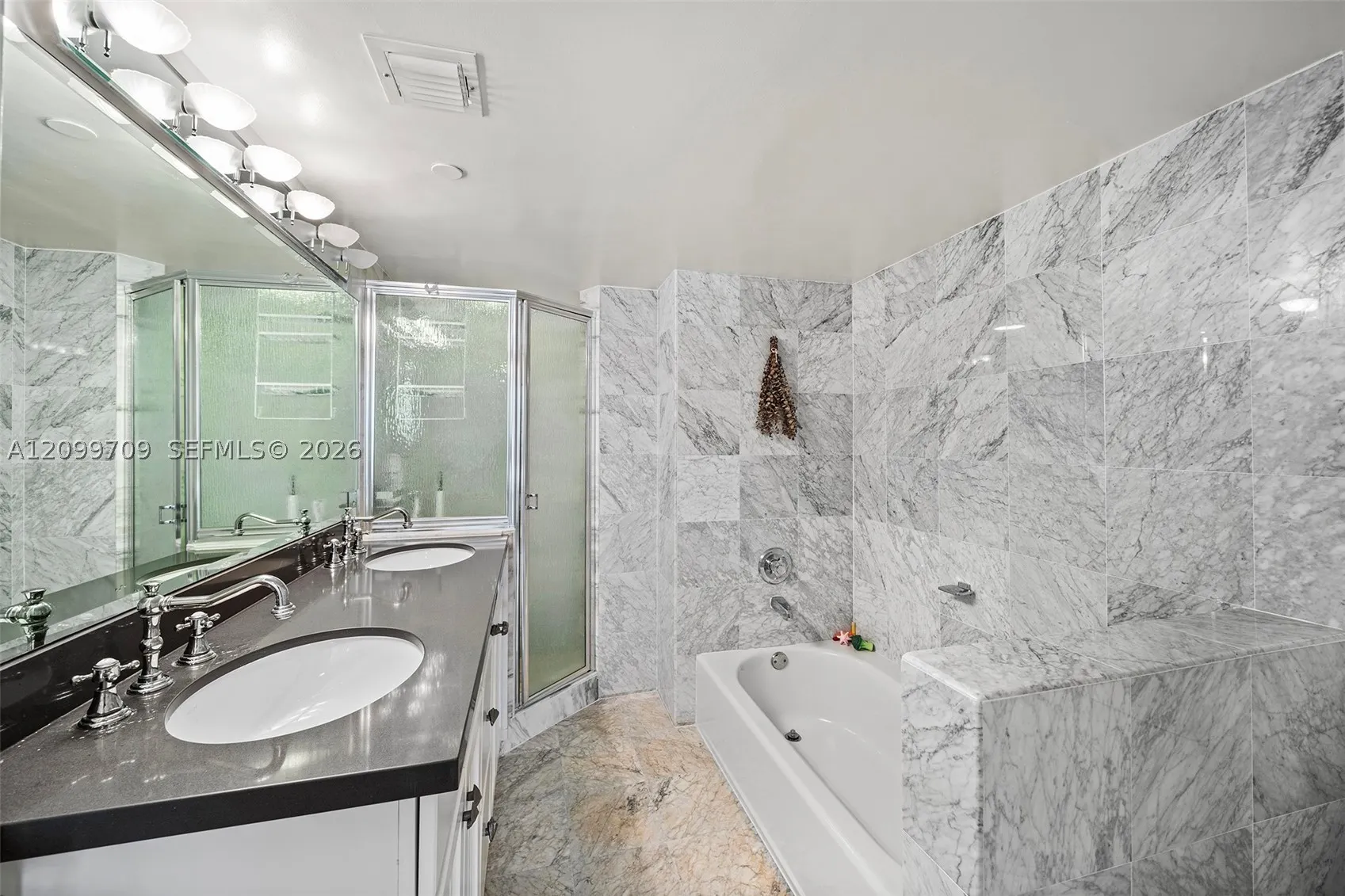 8911 Collins Ave #904