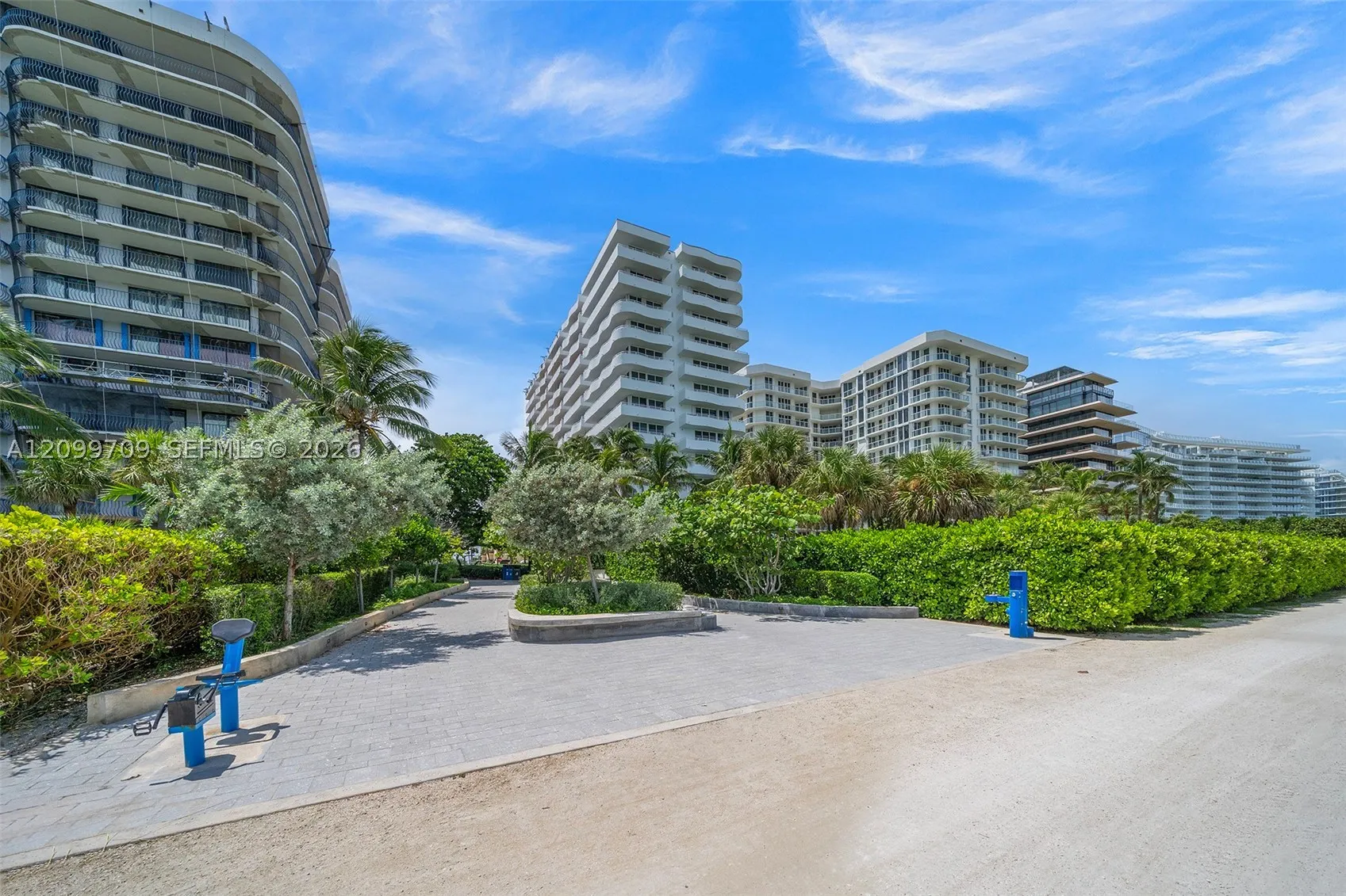 8911 Collins Ave #904