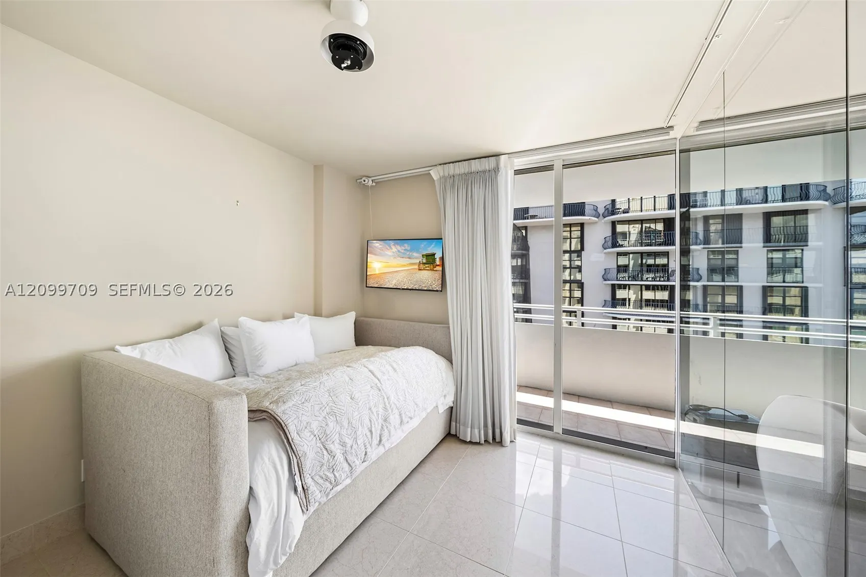 8911 Collins Ave #904