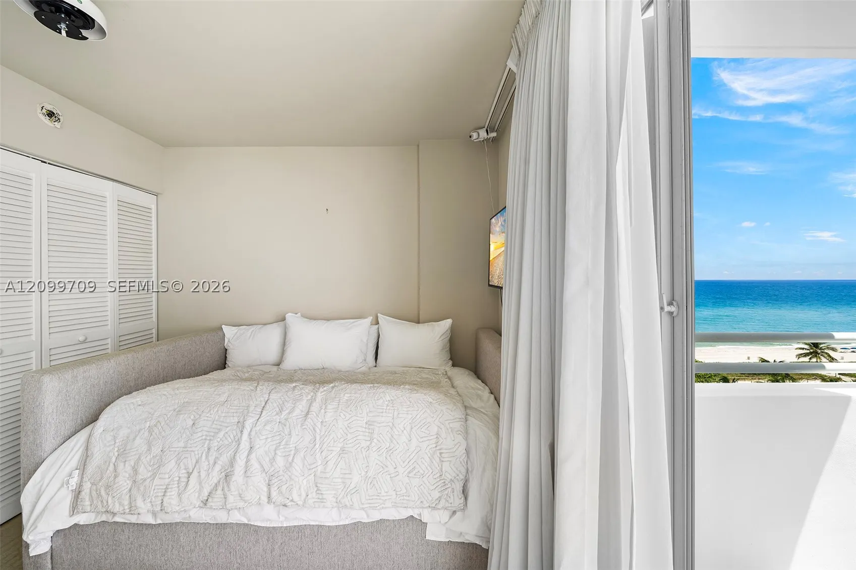 8911 Collins Ave #904