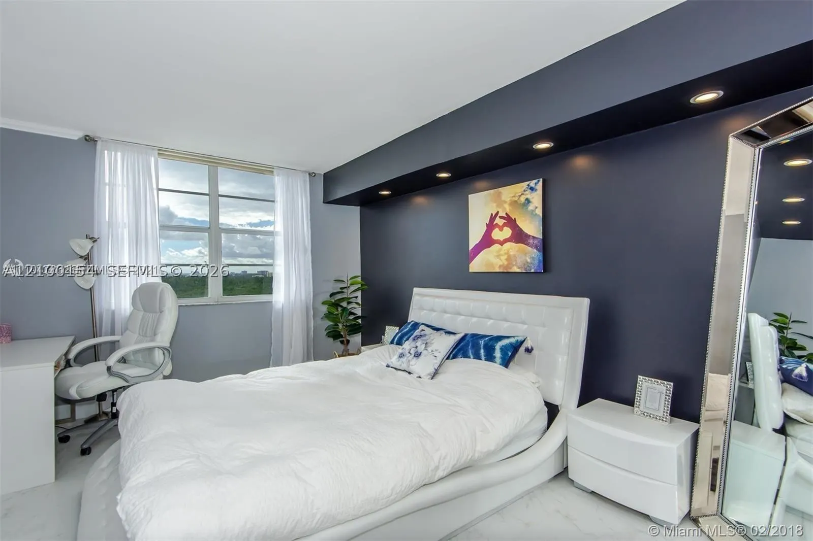 300 Bayview Dr #1102