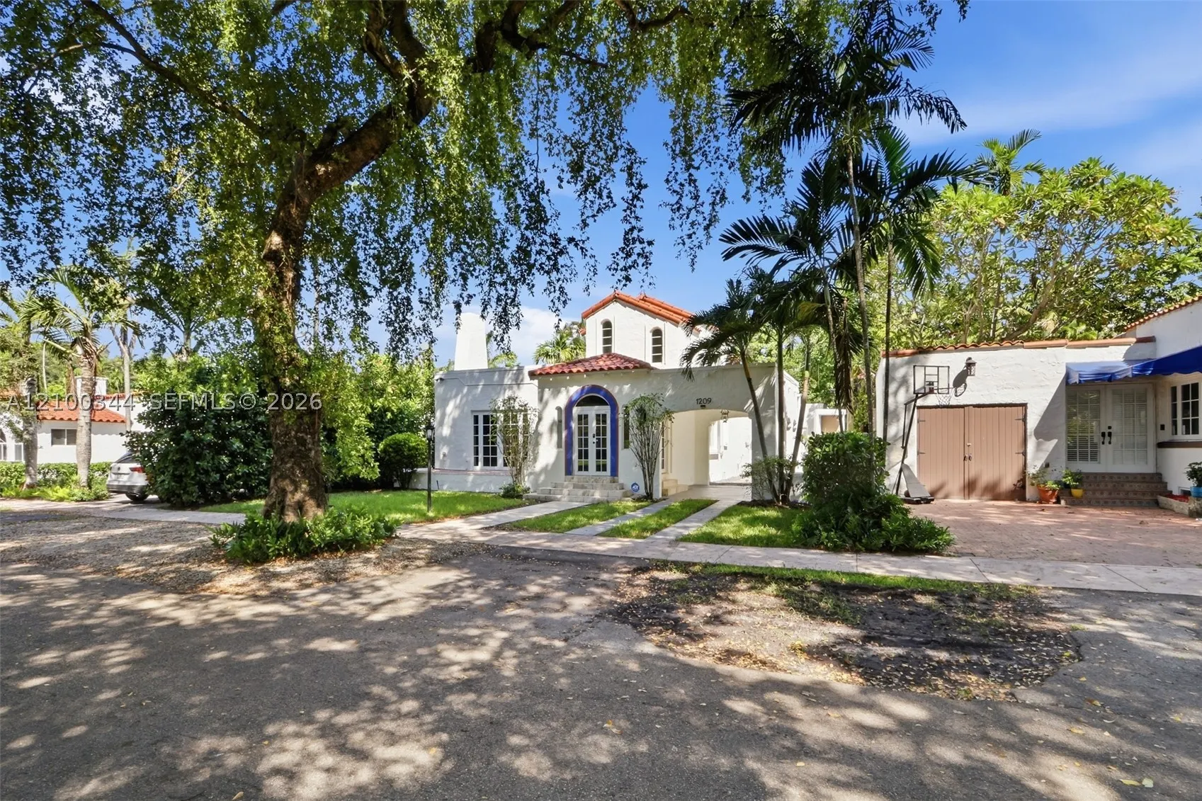 1209 La Mancha Ave