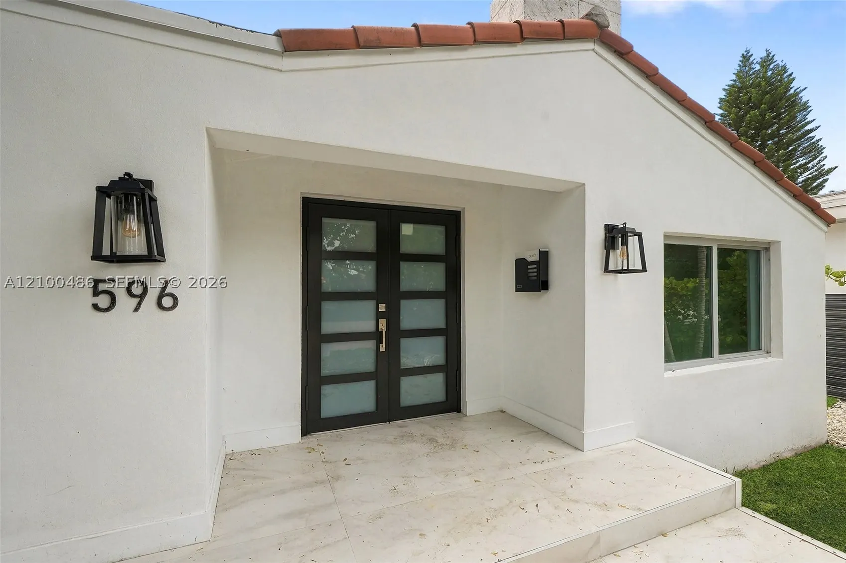 596 W 50th St