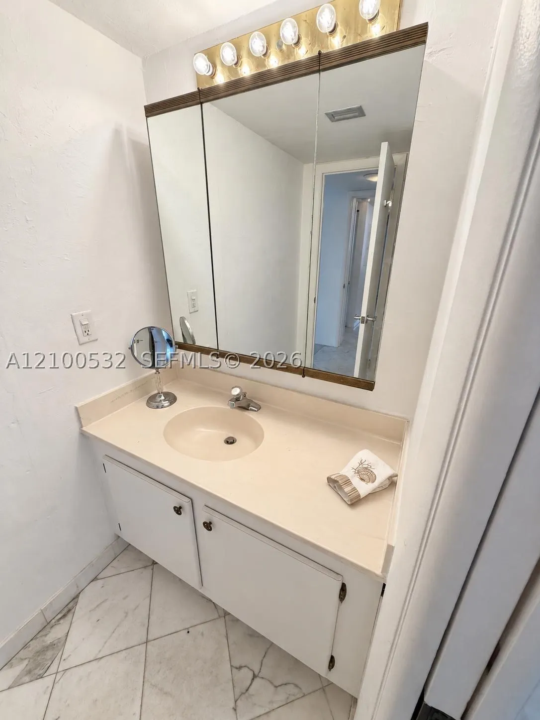 9273 Collins Ave #912