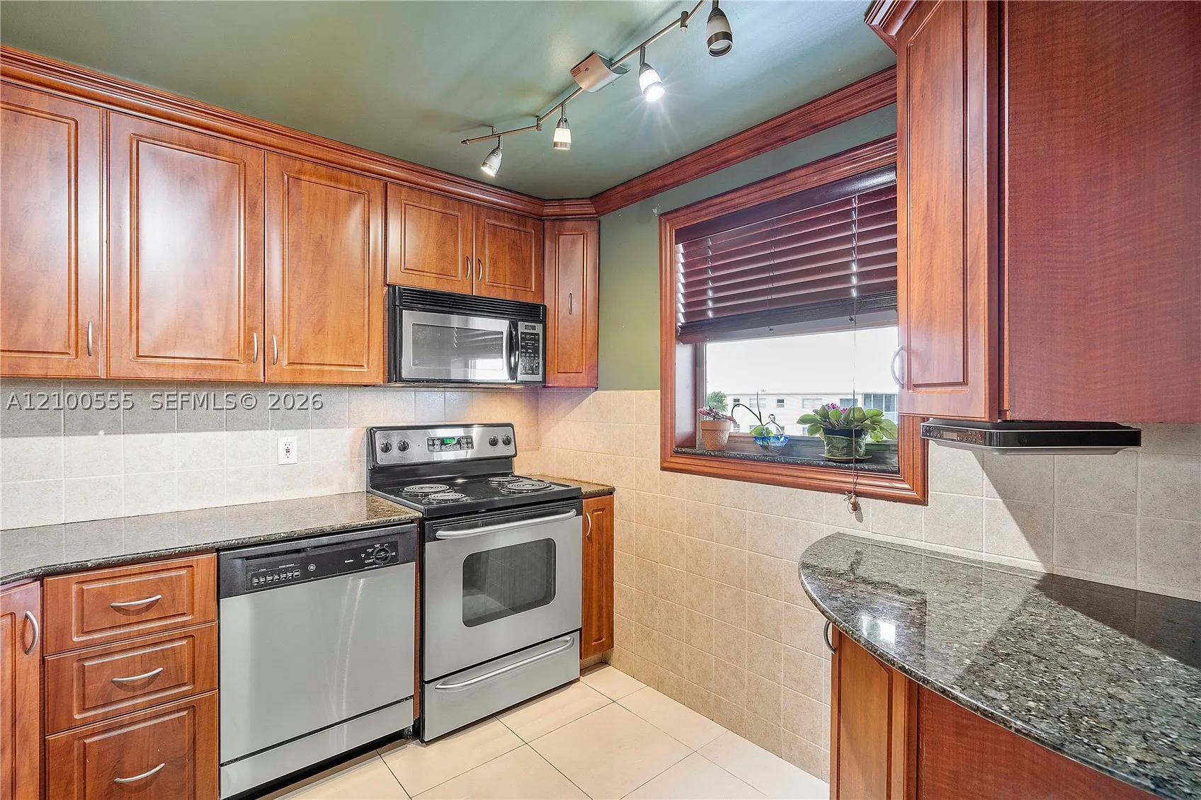 4800 Hillcrest Ln #503-504