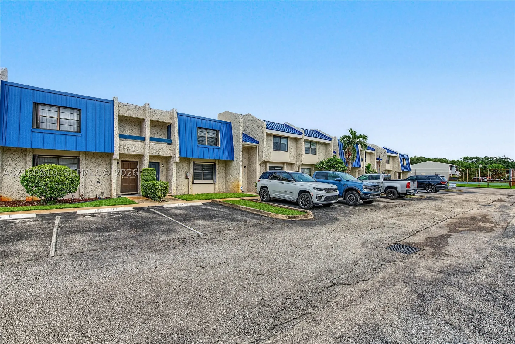 2607 N 40th Ave