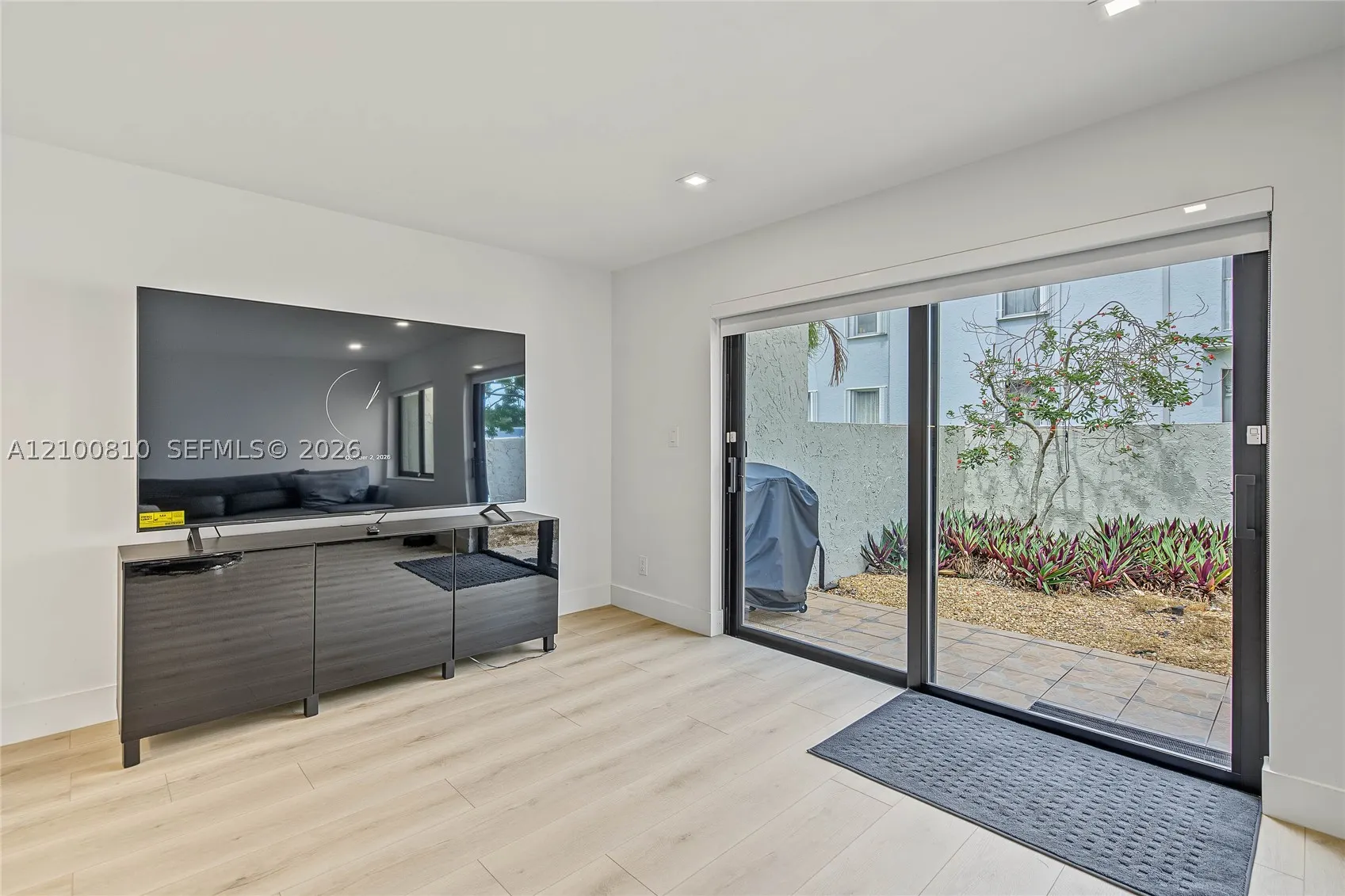2607 N 40th Ave