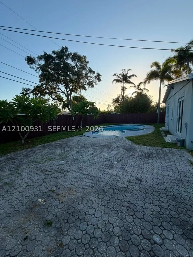 3161 Riverland Rd