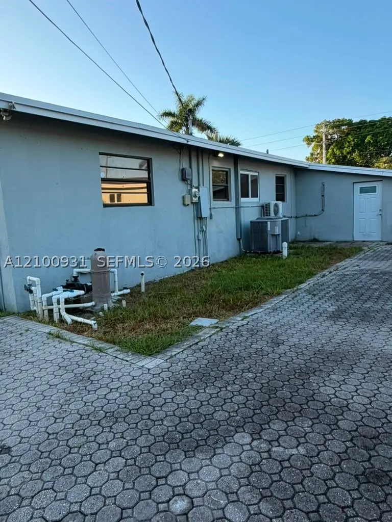 3161 Riverland Rd