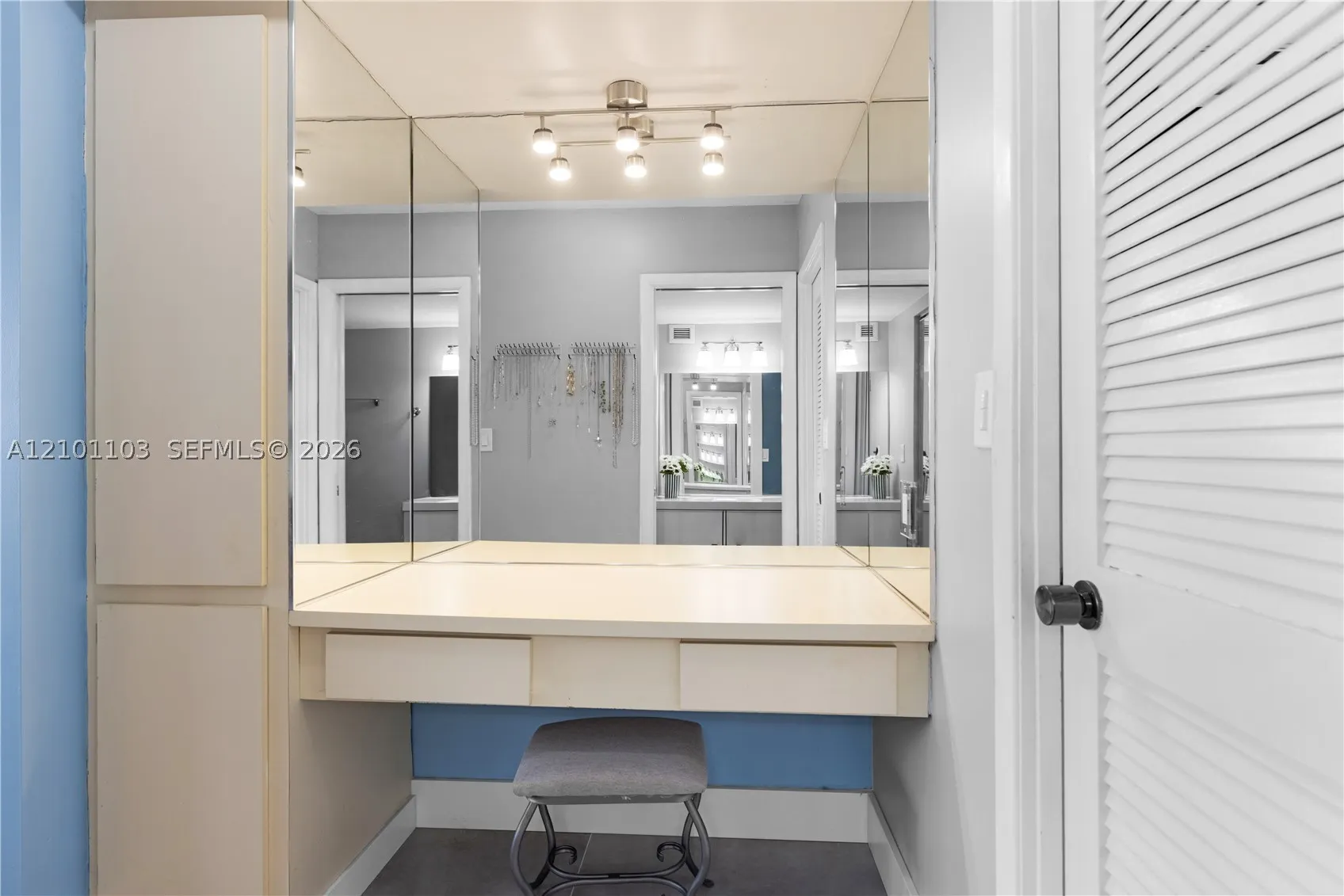 2500 PARKVIEW DR #507