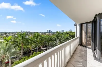 2000 Island Blvd #609