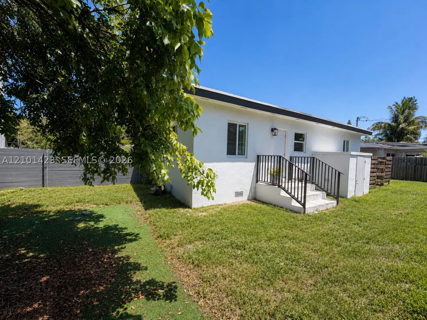1800 NE 154th St