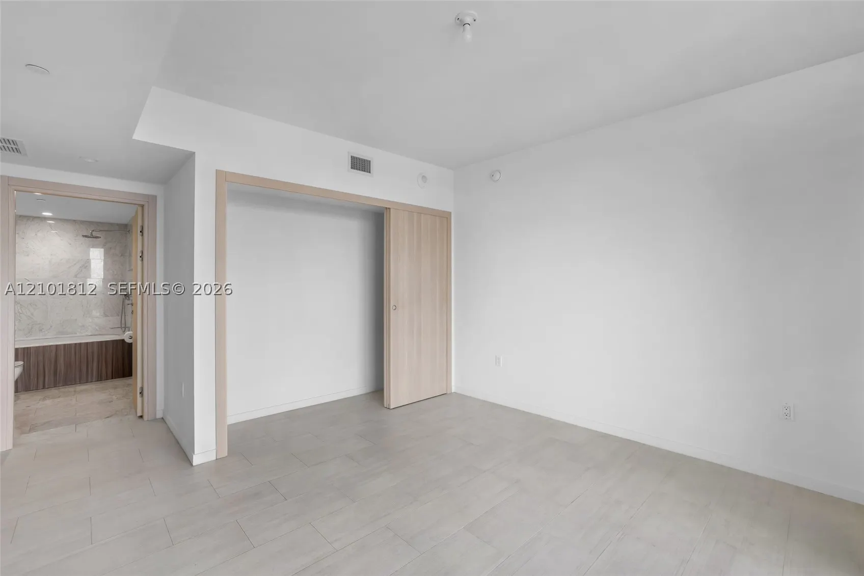 1000 Brickell Plz #3904