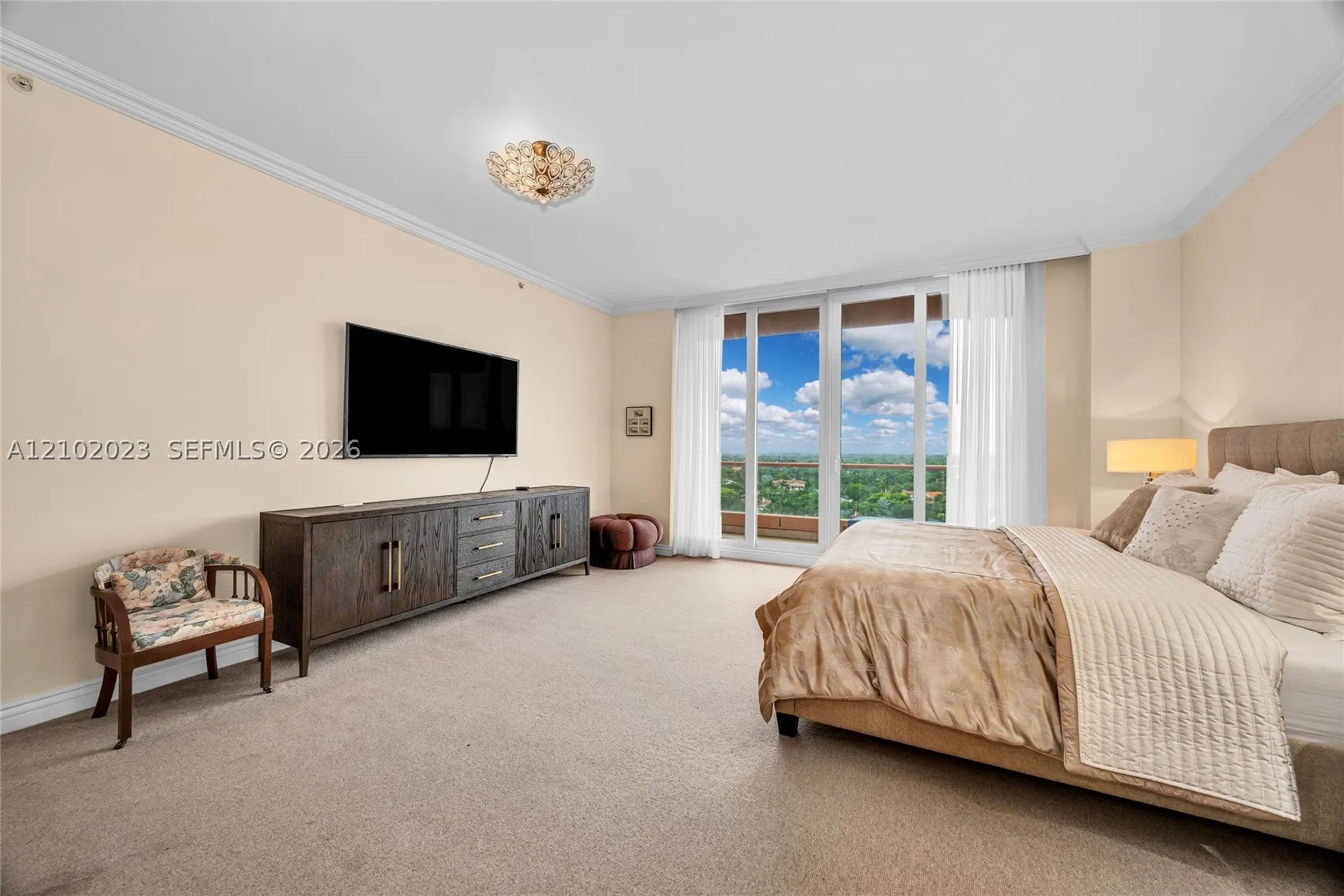 60 Edgewater Dr #14E