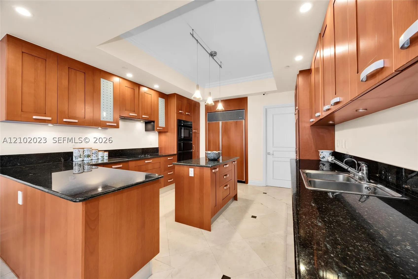 60 Edgewater Dr #14E