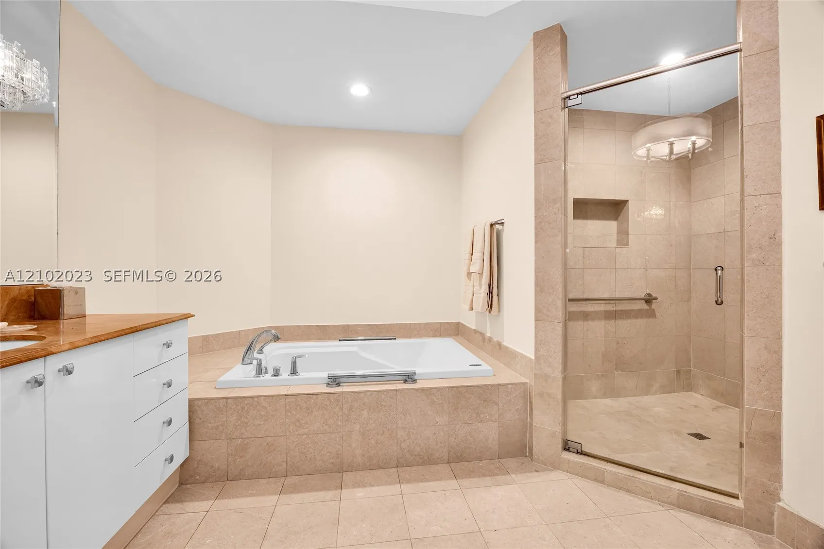 60 Edgewater Dr #14E