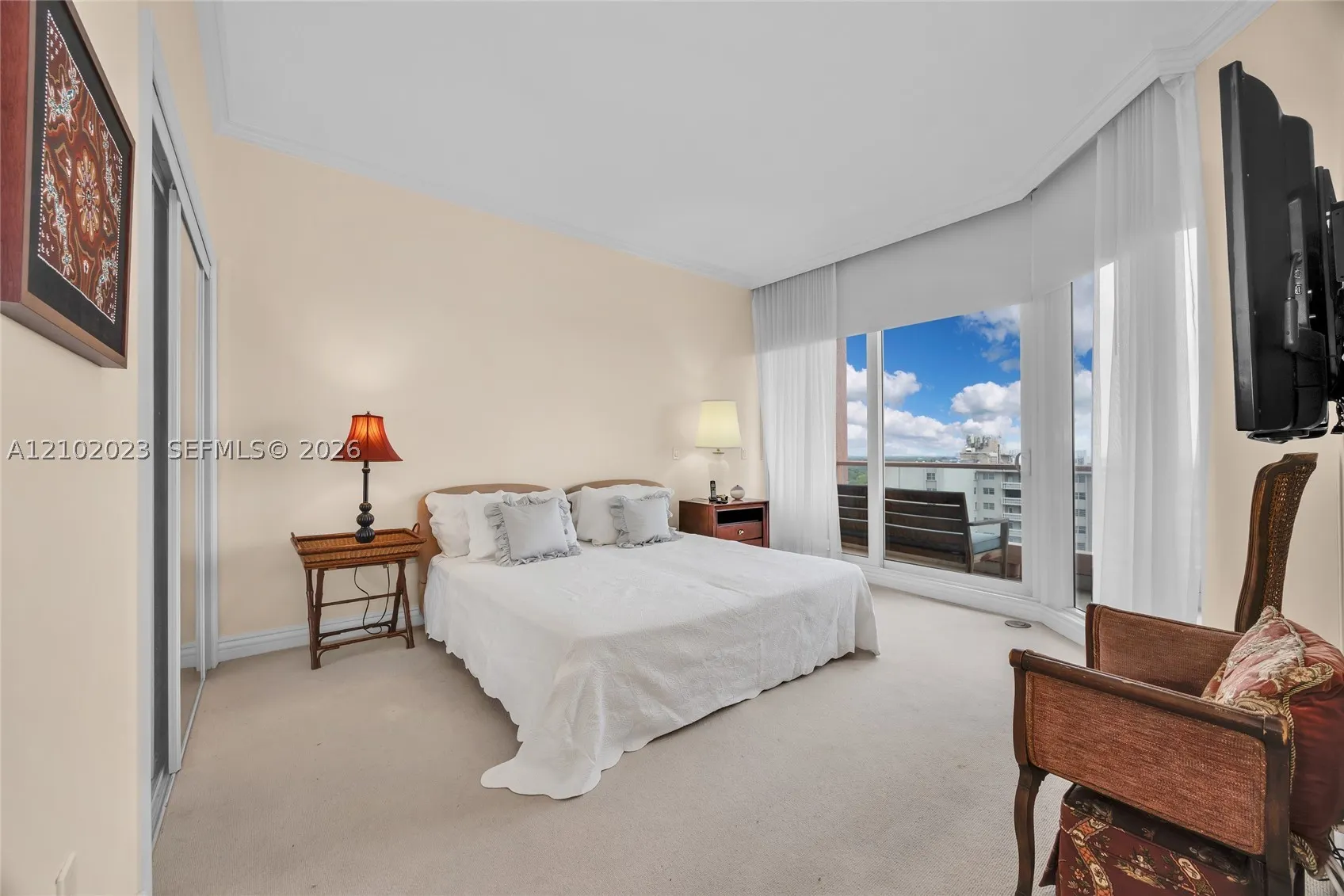 60 Edgewater Dr #14E