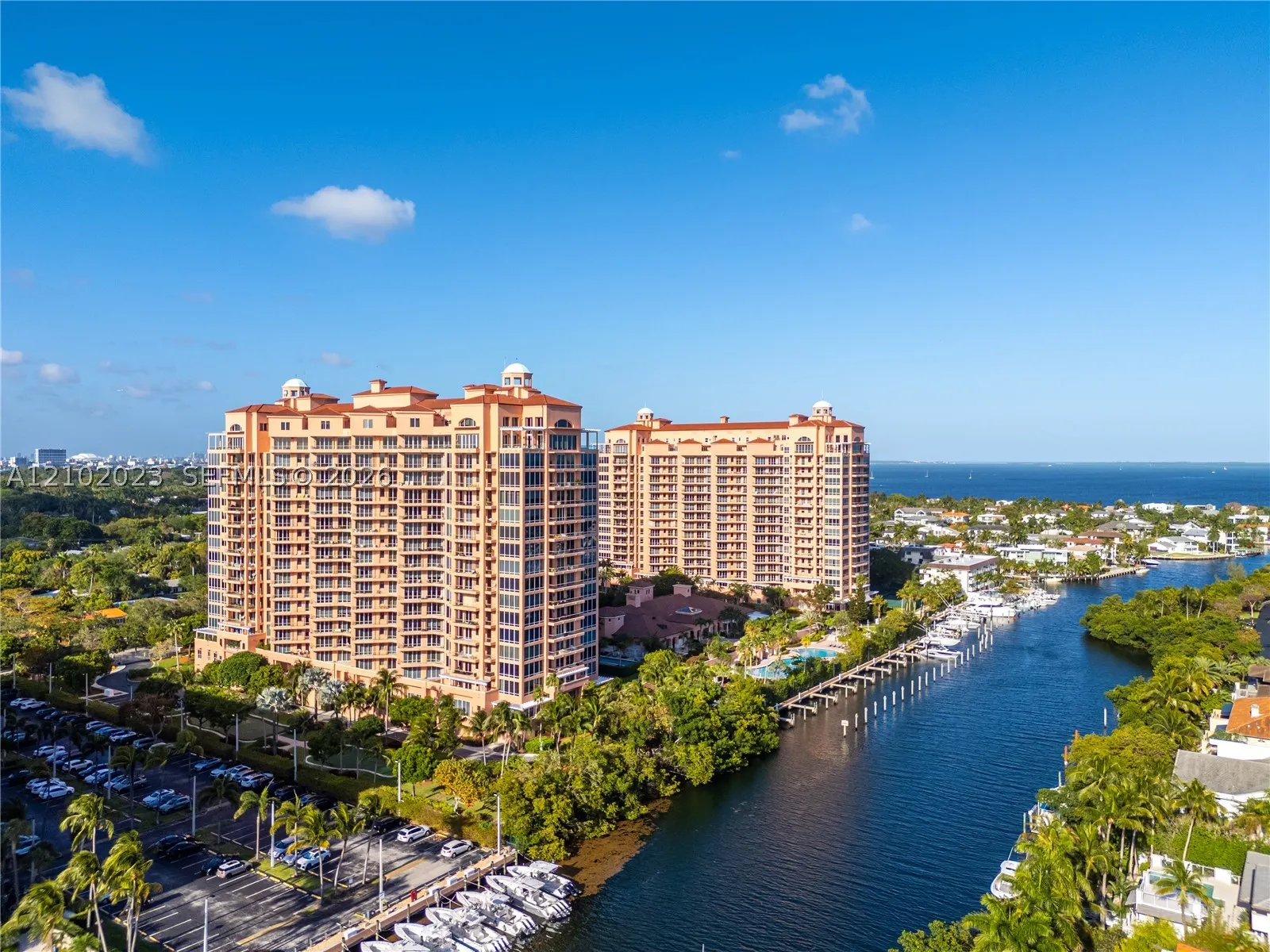 60 Edgewater Dr #14E