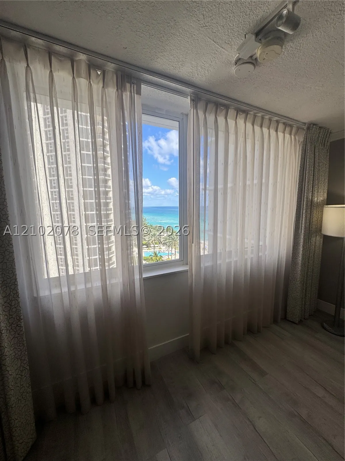 19201 Collins Ave #918