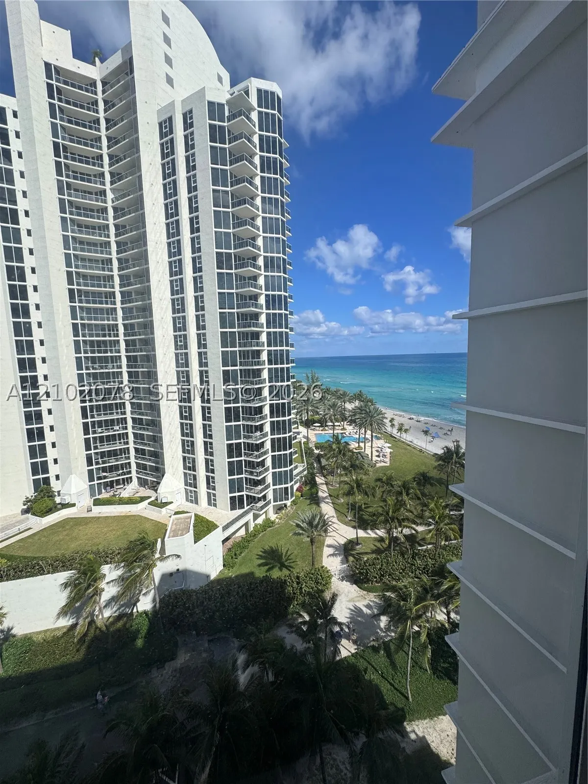 19201 Collins Ave #918