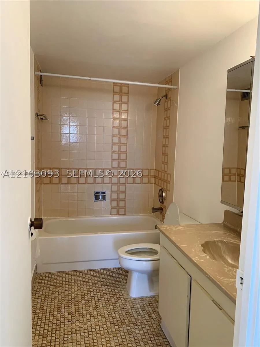 2500 Parkview Dr #1208