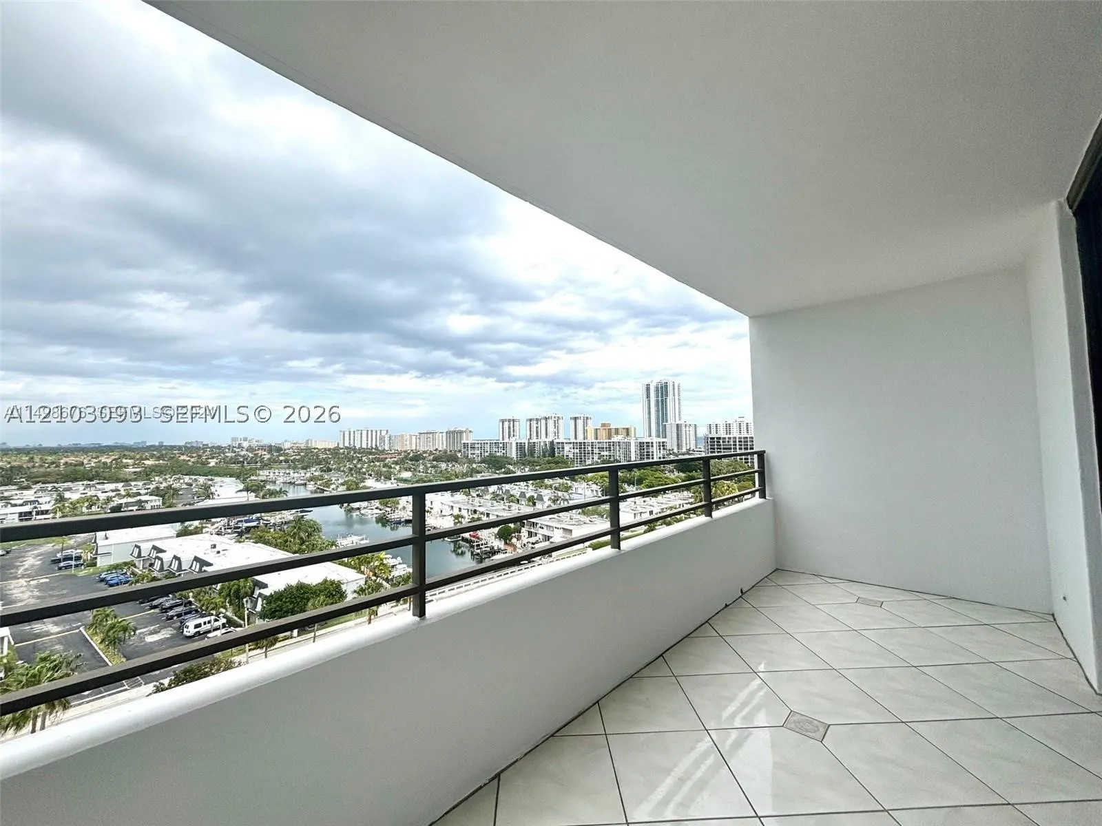2500 Parkview Dr #1208