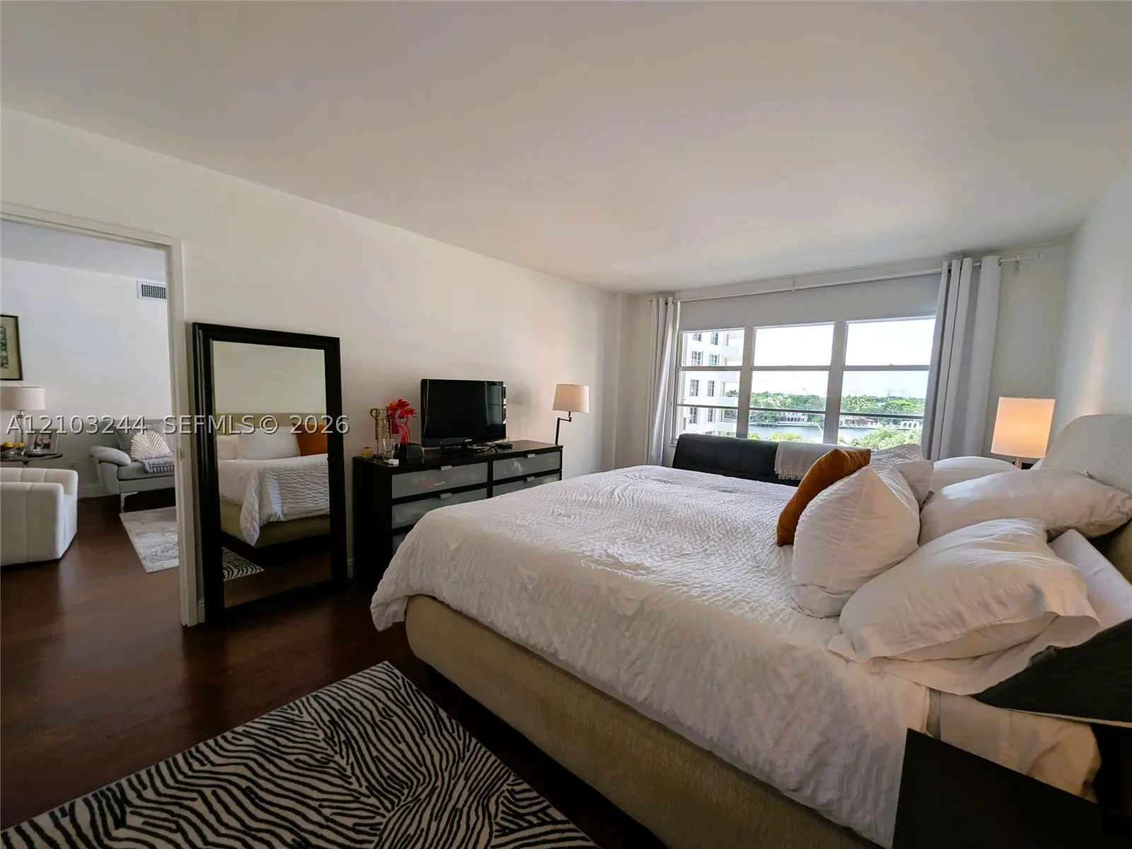 5161 Collins Ave #711