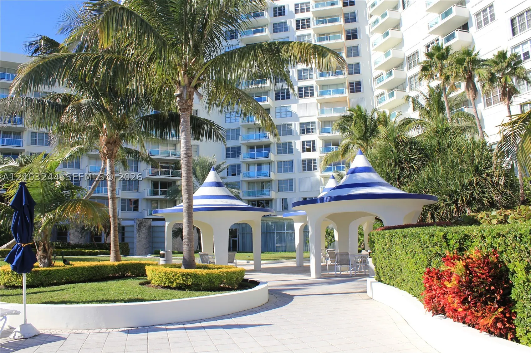 5161 Collins Ave #711