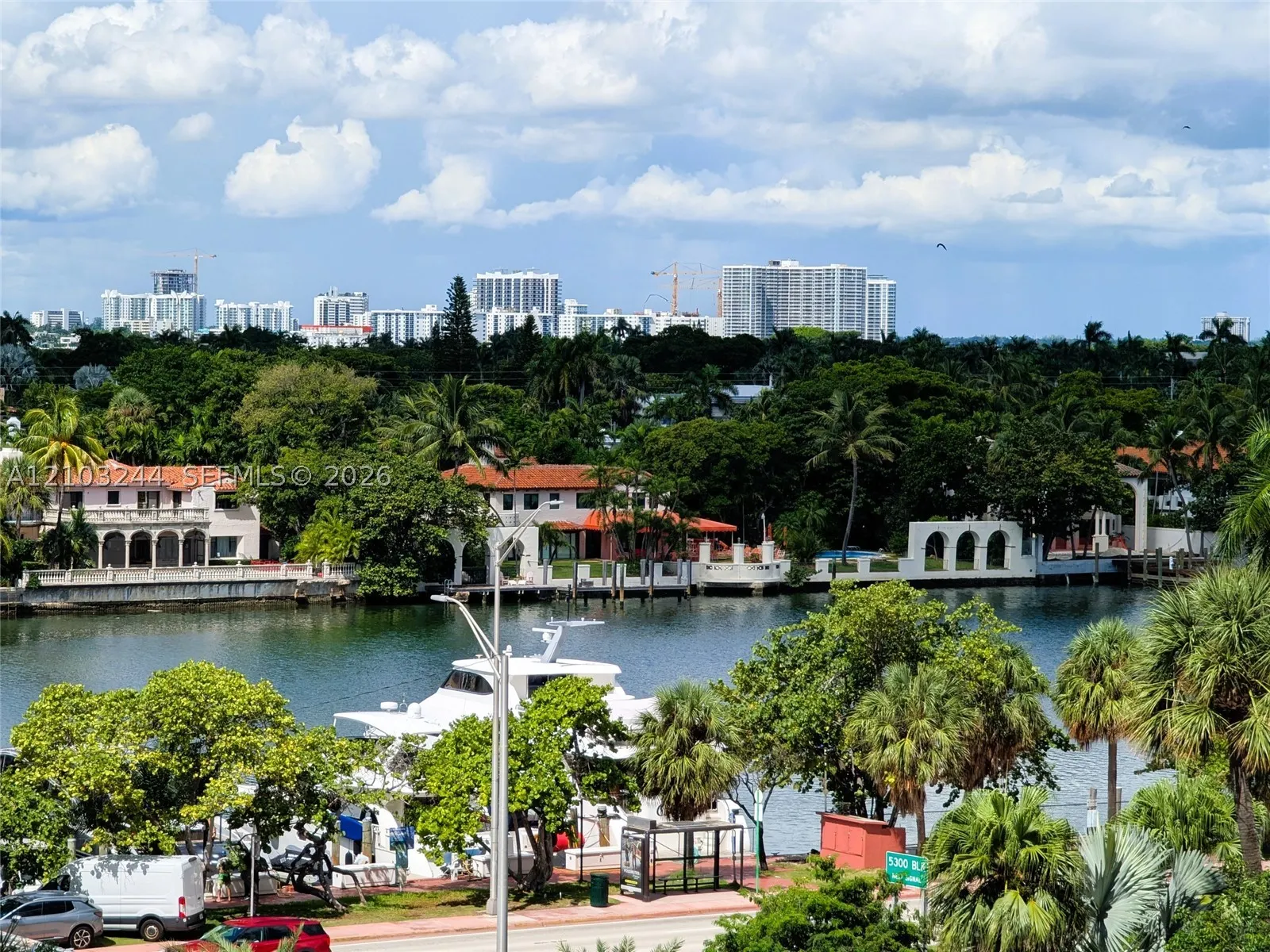 5161 Collins Ave #711