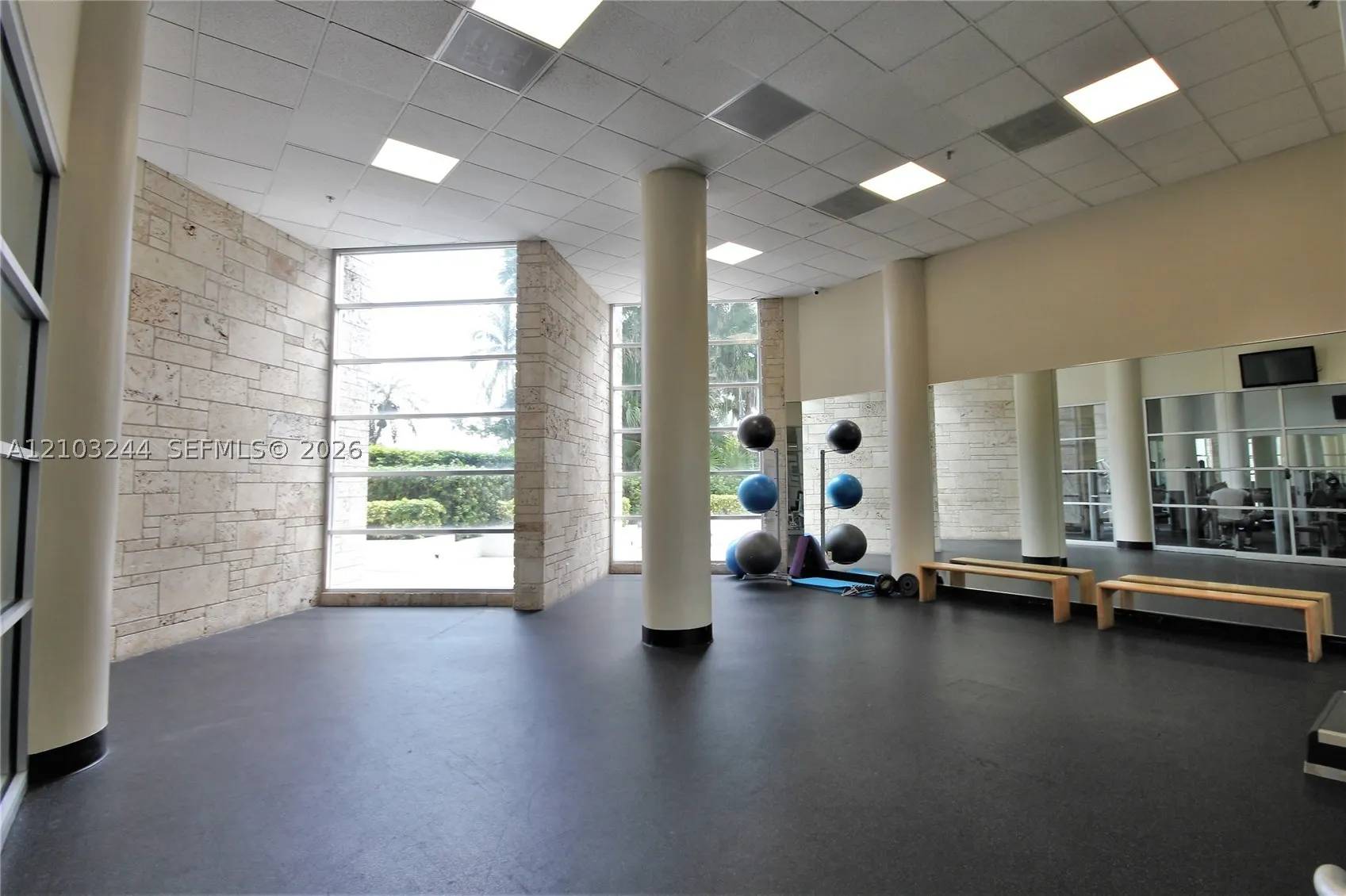 5161 Collins Ave #711