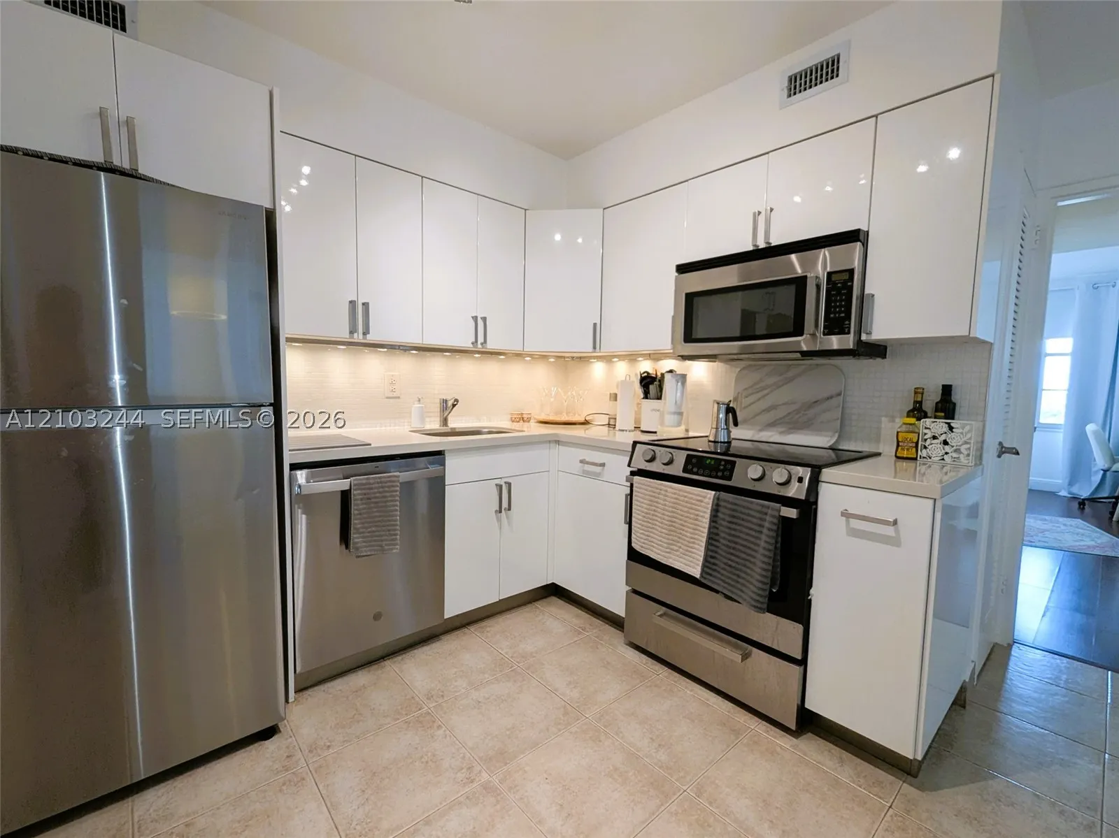 5161 Collins Ave #711
