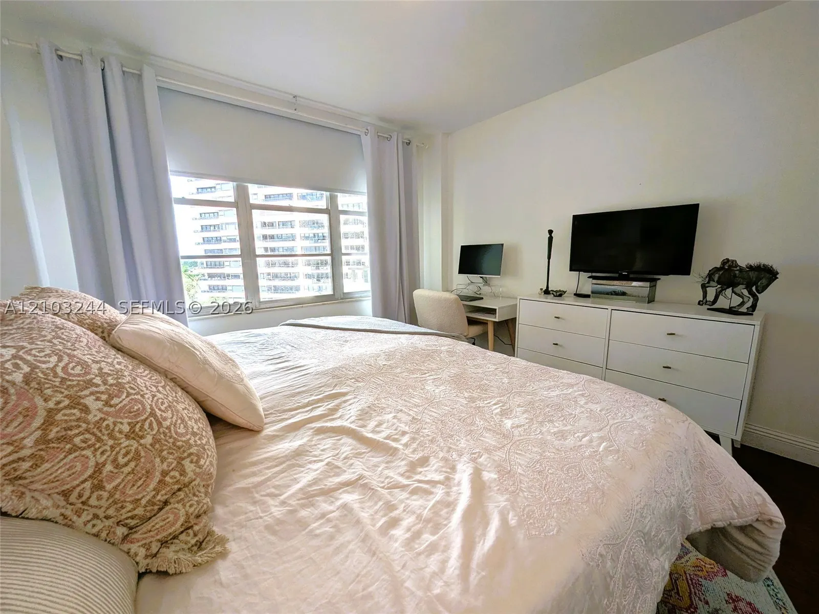 5161 Collins Ave #711