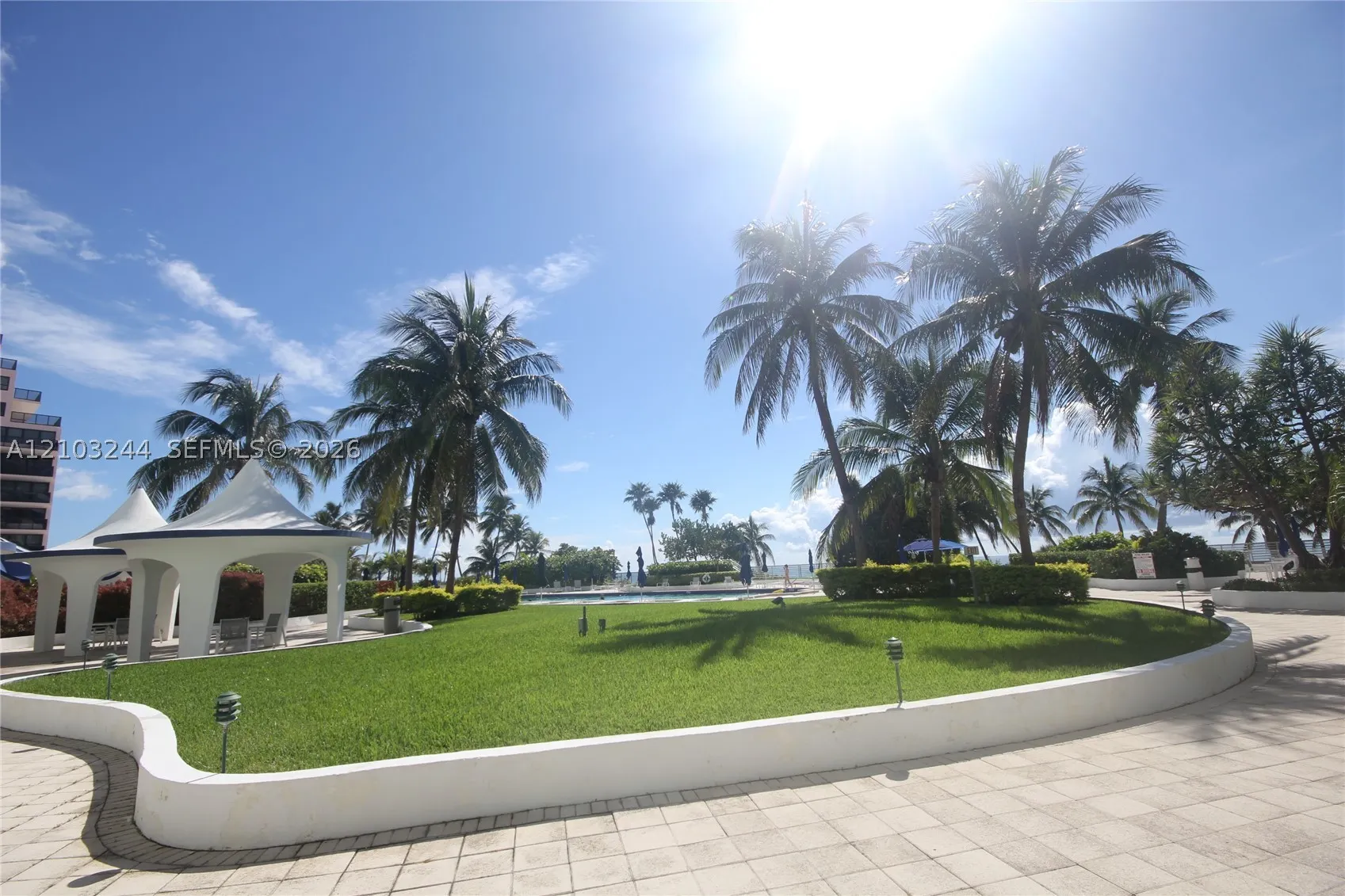 5161 Collins Ave #711