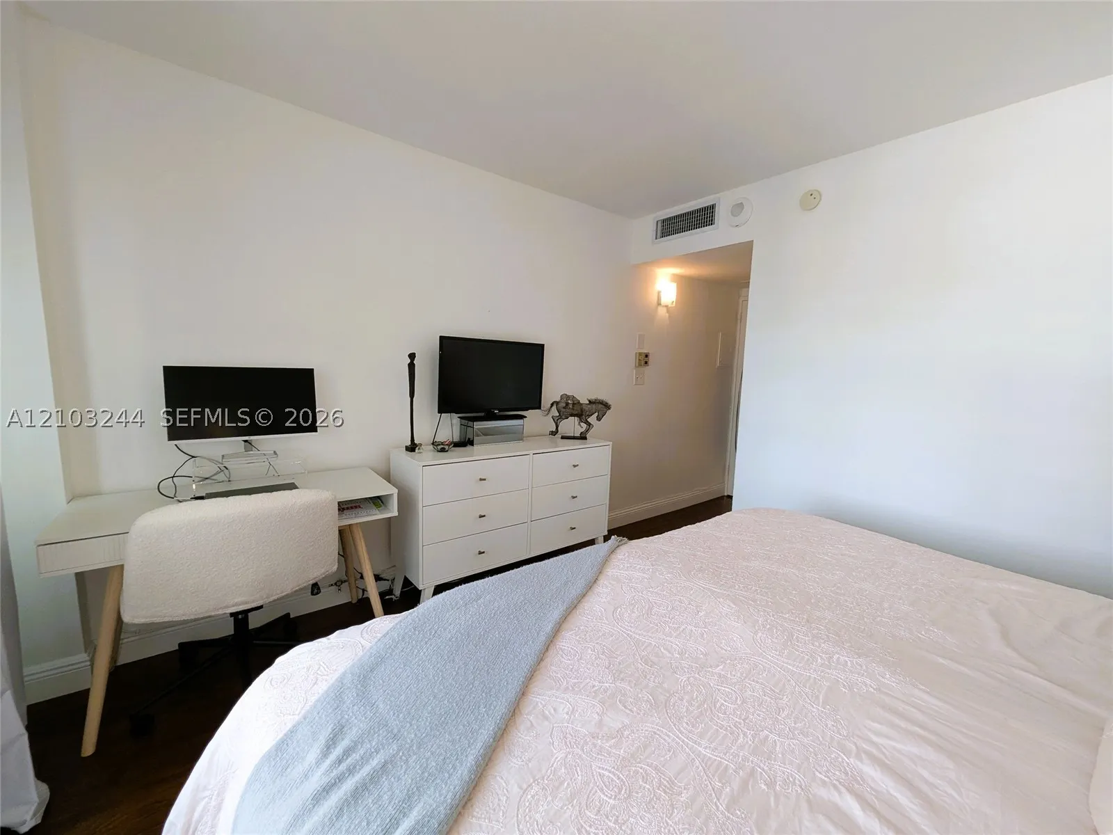 5161 Collins Ave #711
