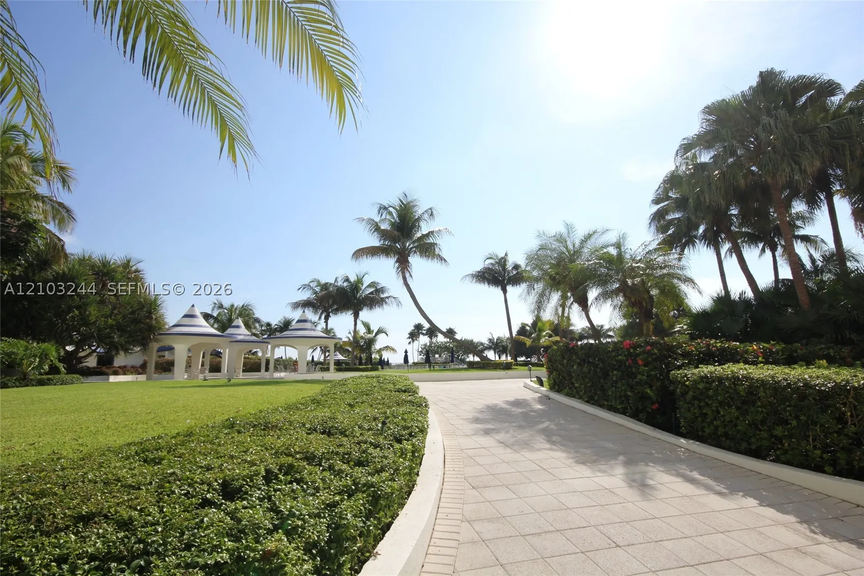 5161 Collins Ave #711