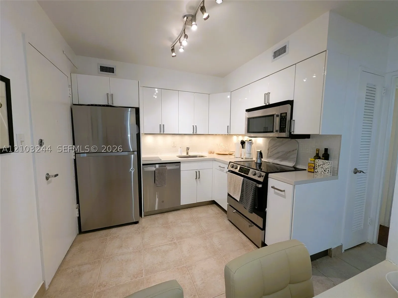 5161 Collins Ave #711
