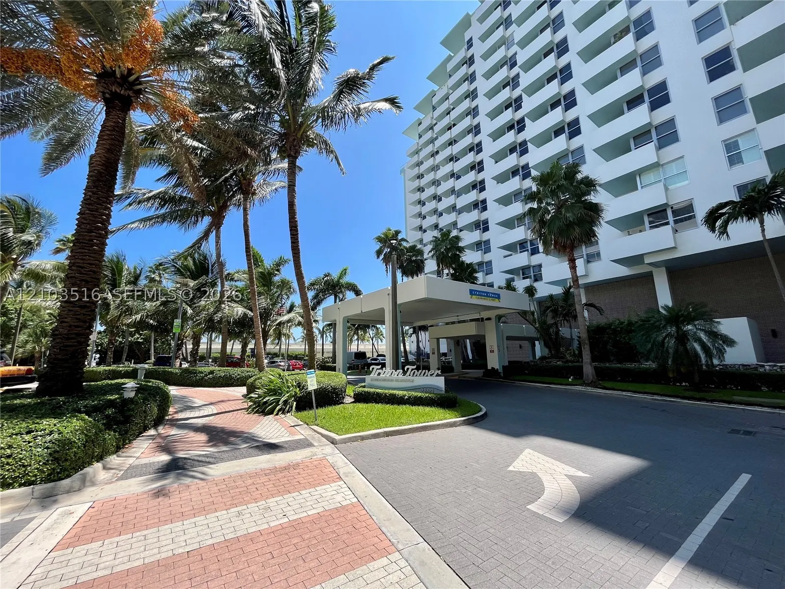 2899 Collins Ave #931