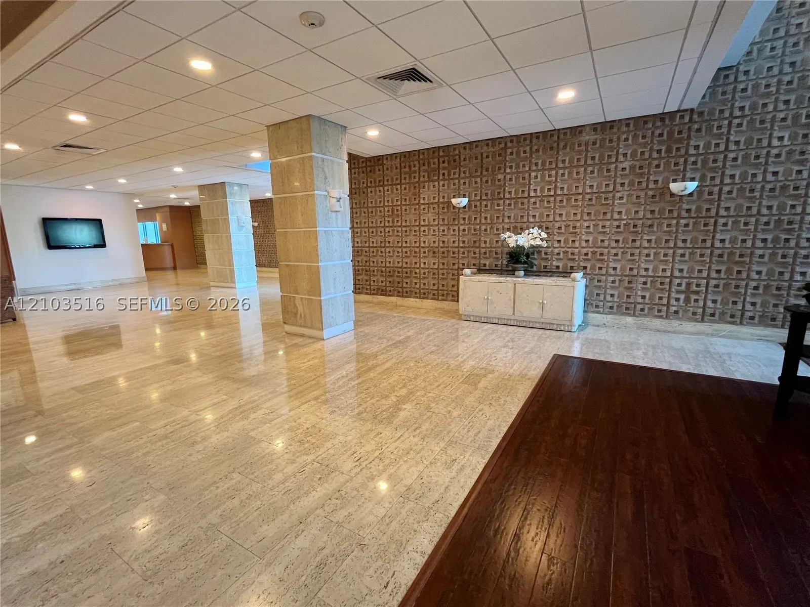 2899 Collins Ave #931
