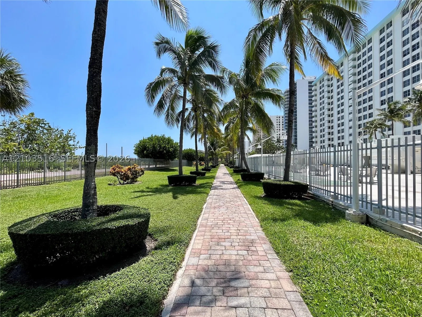 2899 Collins Ave #931