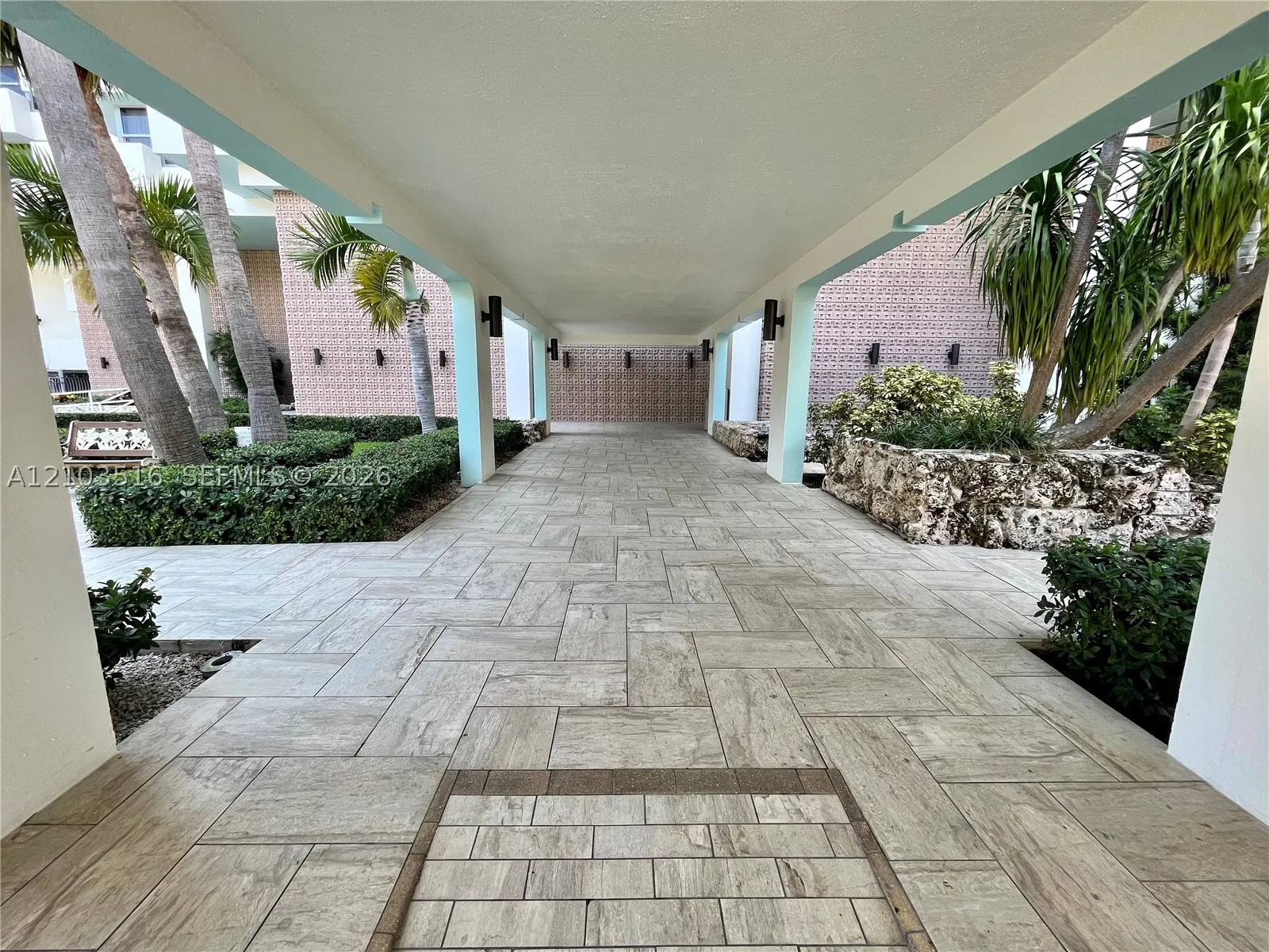 2899 Collins Ave #931