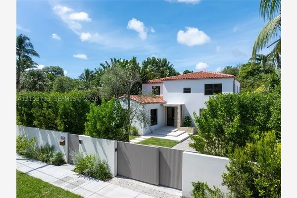 3426 Prairie Ave