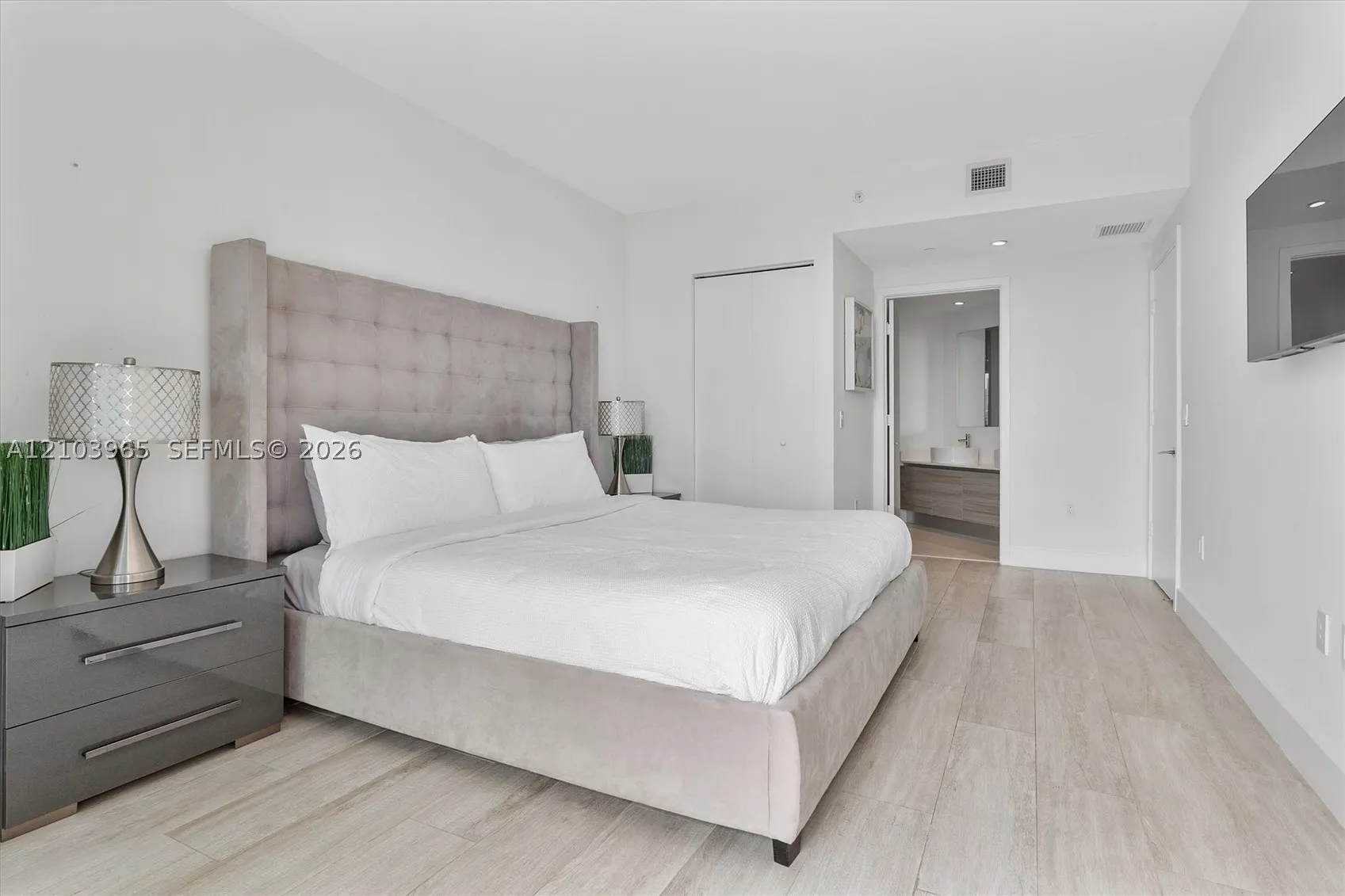 121 NE 34th St #2904